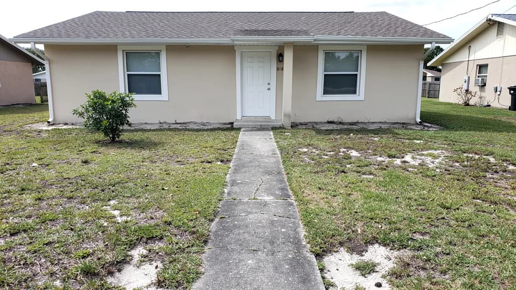 An ordinary North Florida front yard before landscaping